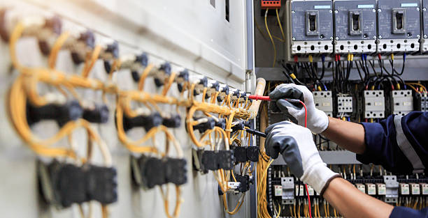 Professional Electrician technician working in Lamar, MO